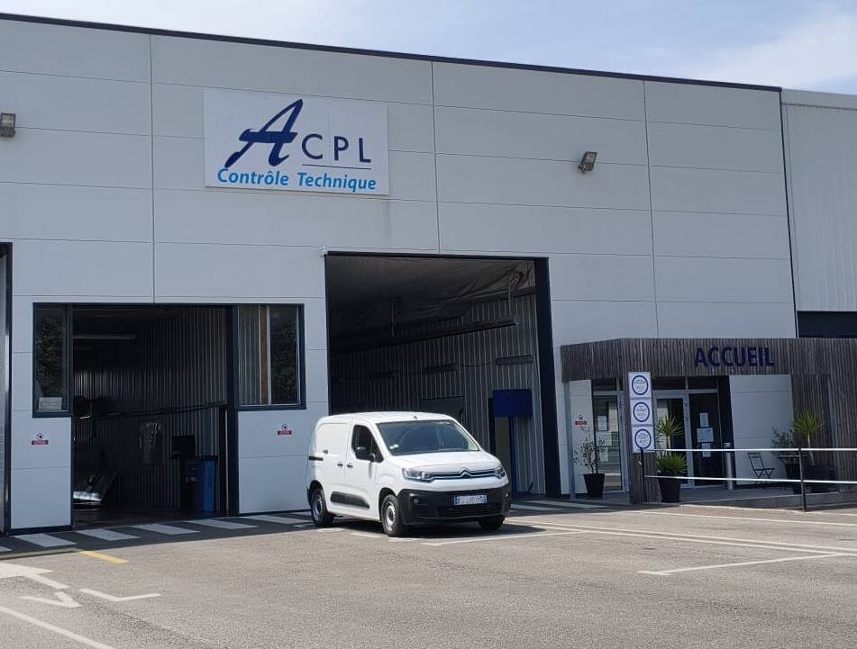 Bâtiment du centre de contrôle technique ACPL à Caudan