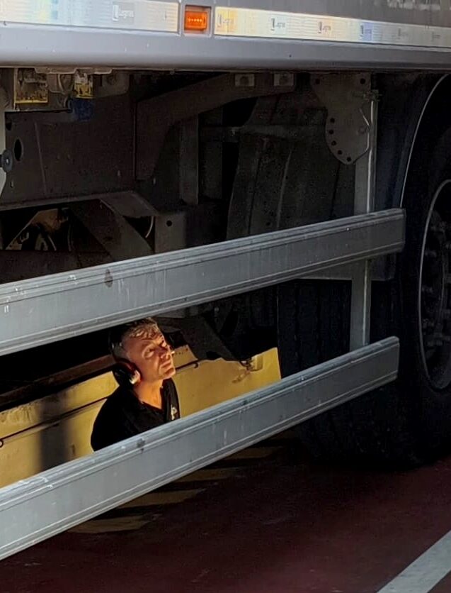 Contrôleur sous un poids lourd