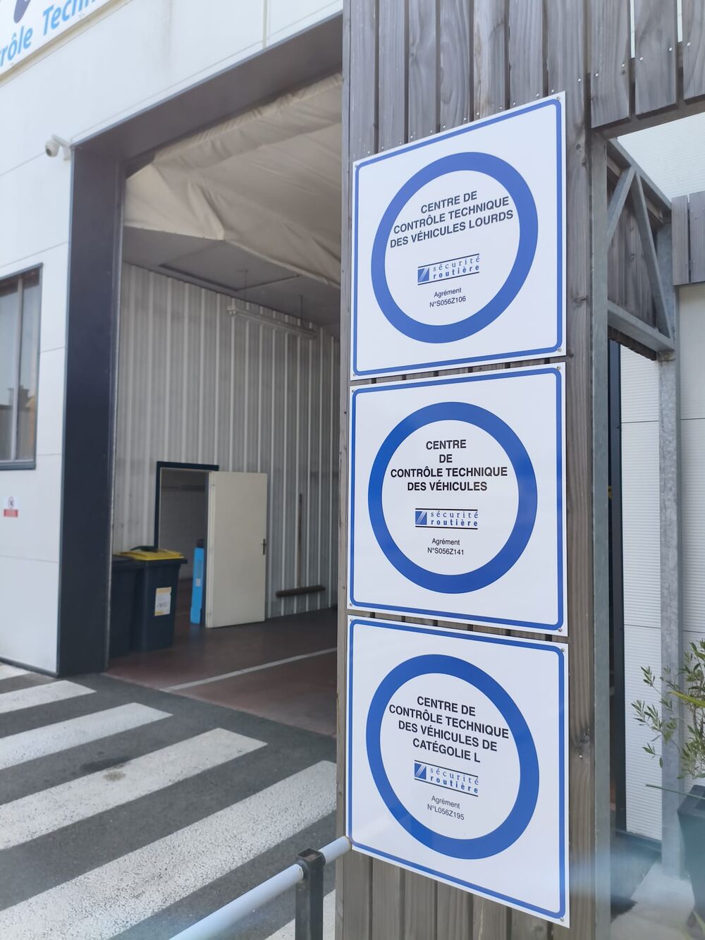 Panneaux d'agrément à l'entrée du centre