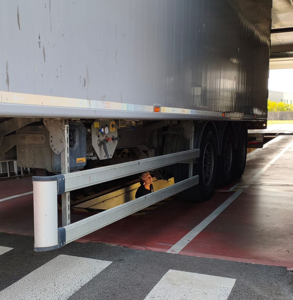 Poids lourd sur la fosse de contrôle
